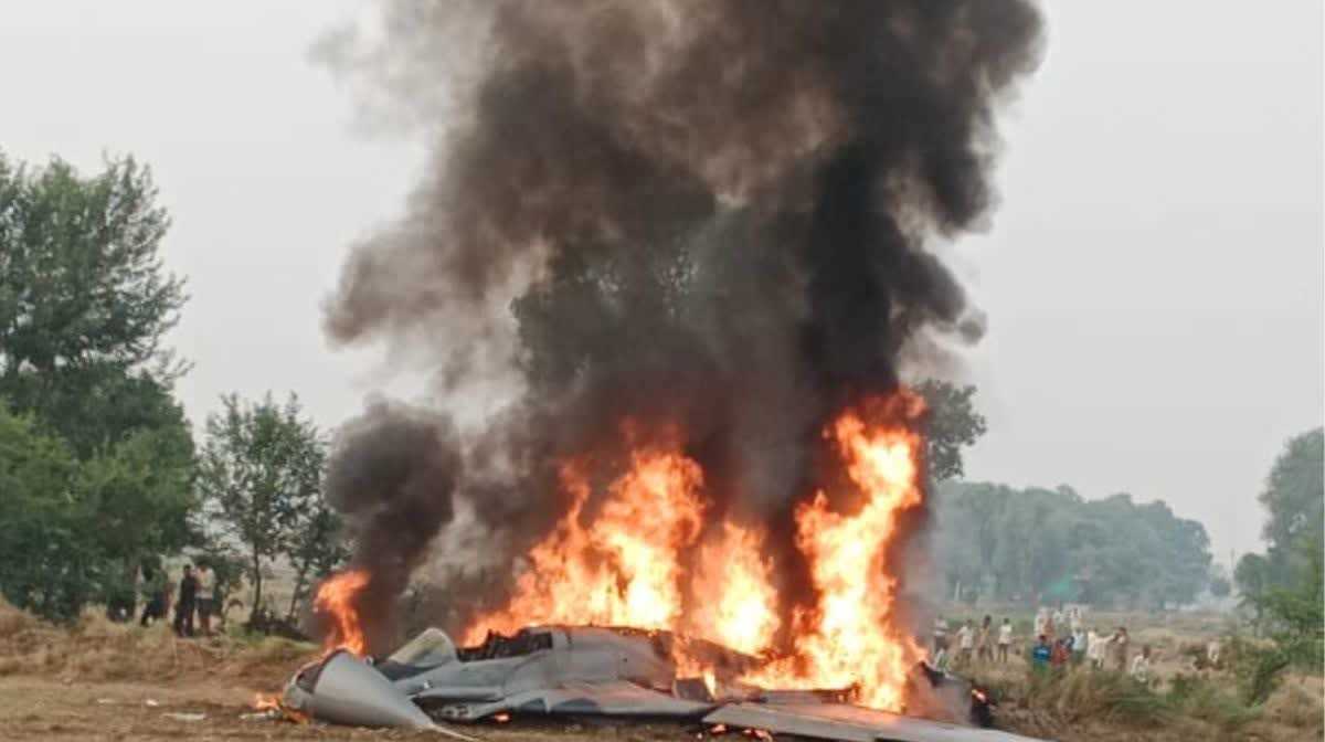 मध्य प्रदेश के शिवपुरी में एयरफोर्स का फाइटर प्लेन दुर्घटनाग्रस्त, दोनों पायलट सुरक्षित